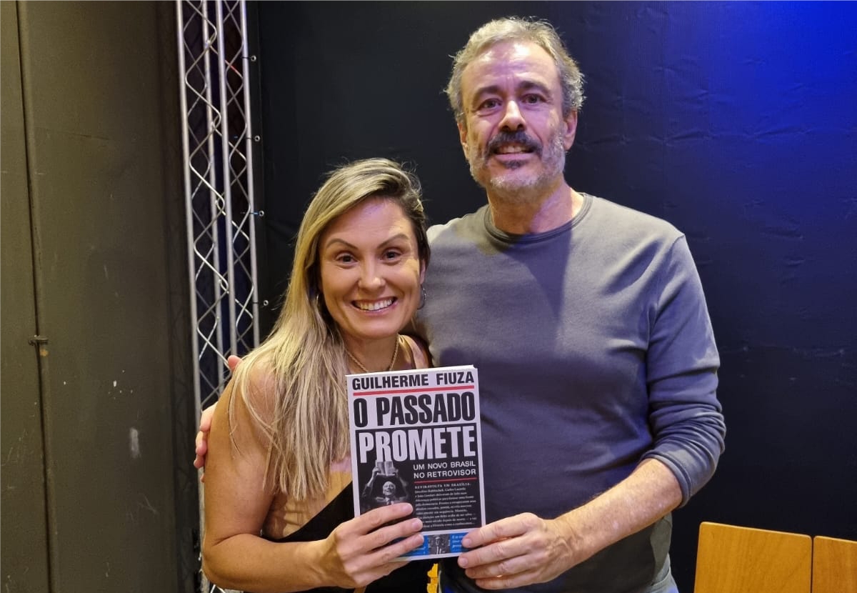 notícia Estilista Ellen Sharkany comparece ao lançamento do Livro O Passado Promete de Guilherme Fiuza