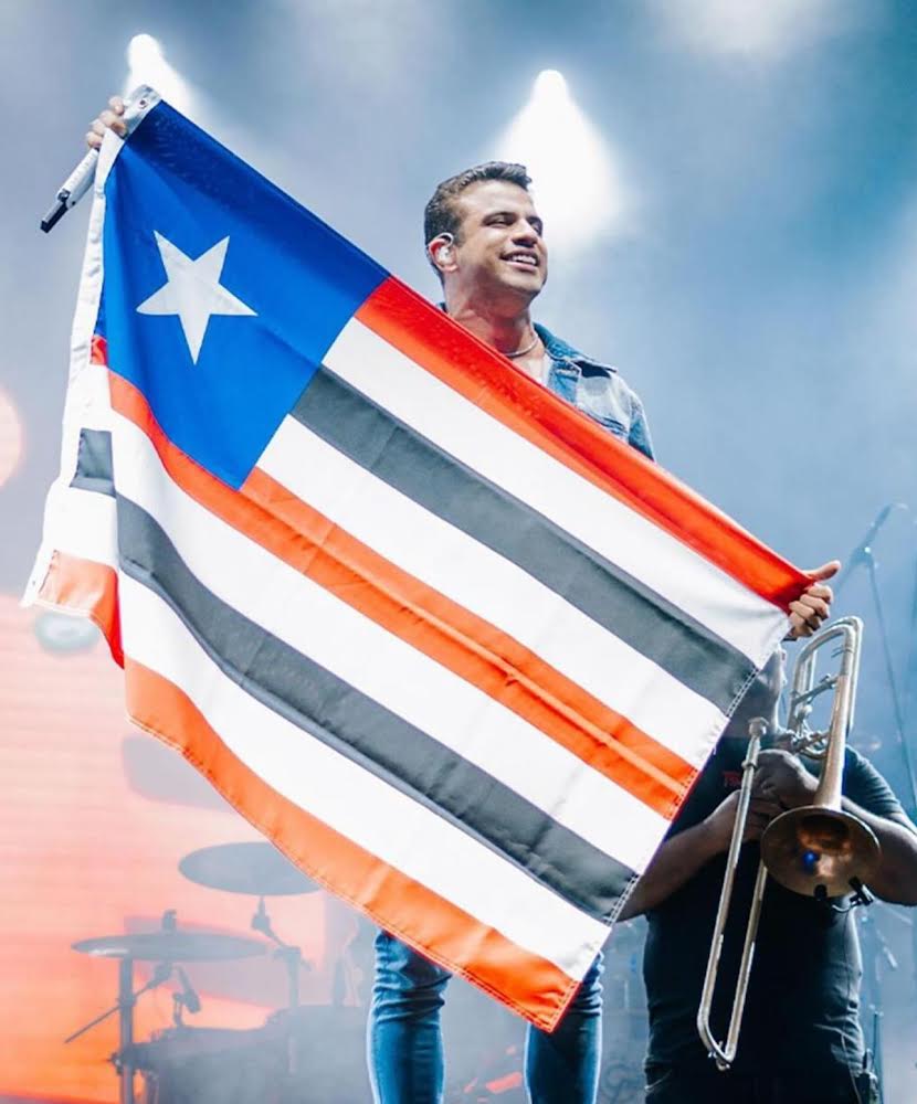 notícia Ávine emociona público maranhense ao levantar bandeira do estado do Maranhão ao som do 