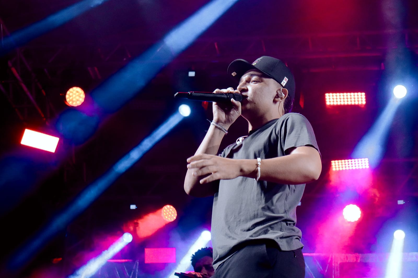 notícia João Gomes e Léo Santana cantam para quase 40 mil pessoas durante São João na praça pública de São Sebastião do Passé