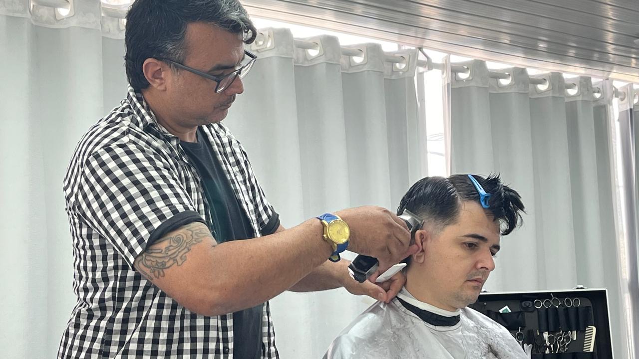 notícia Mestre das tesouras, Gurgel do Amaral faz um corte Chanel ao vivo na Jornada Junina da ACEC
