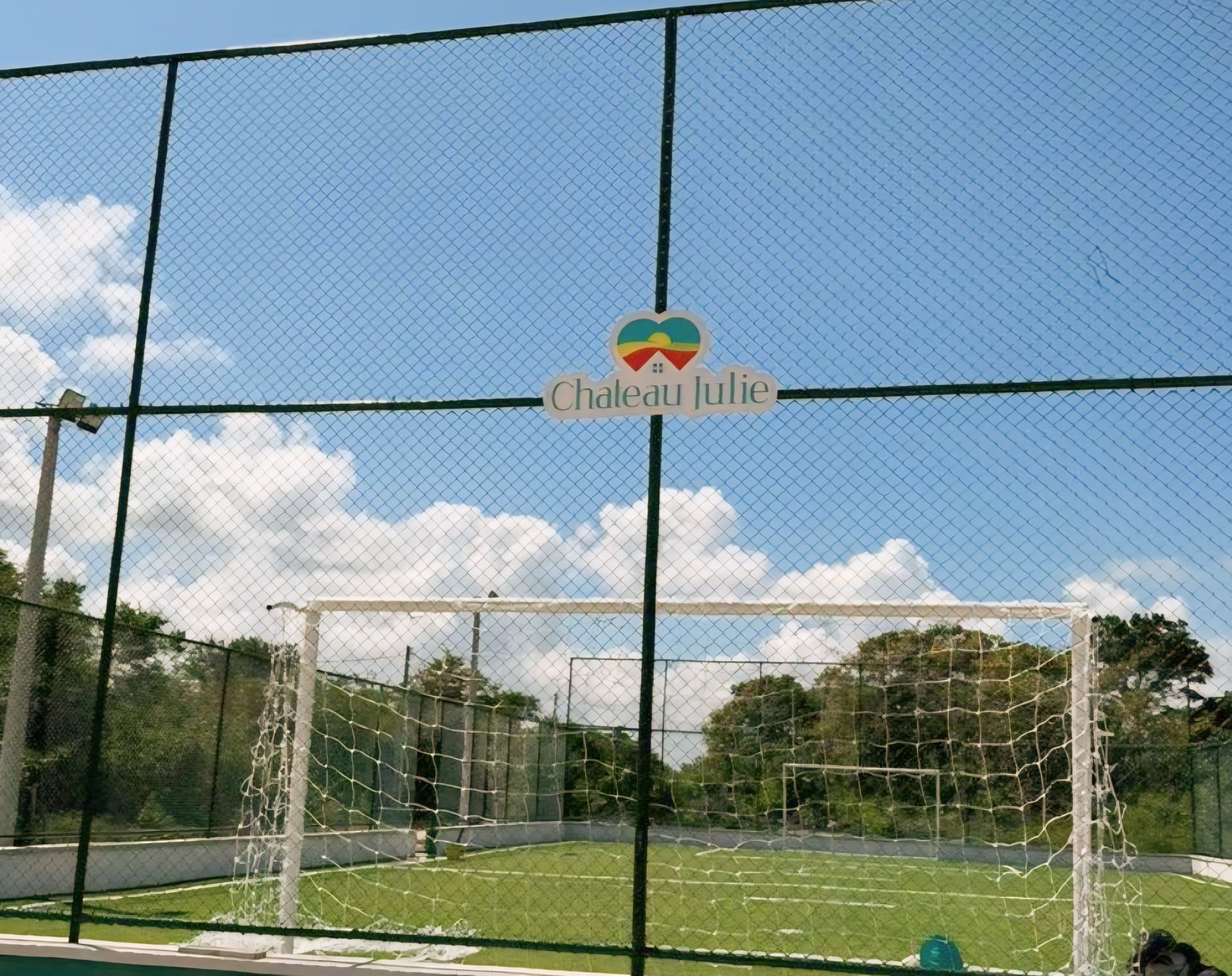 notícia Grupo norte-americano e Prefeitura de Camocim inauguram oficialmente areninha poliesportiva na região de Tatajuba