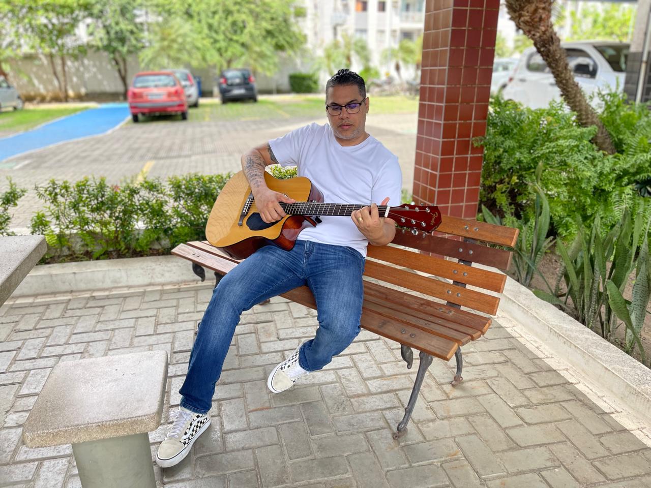 notícia Cantor Francis Santos anuncia seu primeiro EP: “Minha inspiração é a Bíblia”