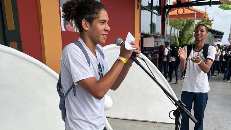 notícia Espaço experimental Vozes Megafone convida visitantes do Festival do Leitor a declamar trechos de obras imortais via amplificador