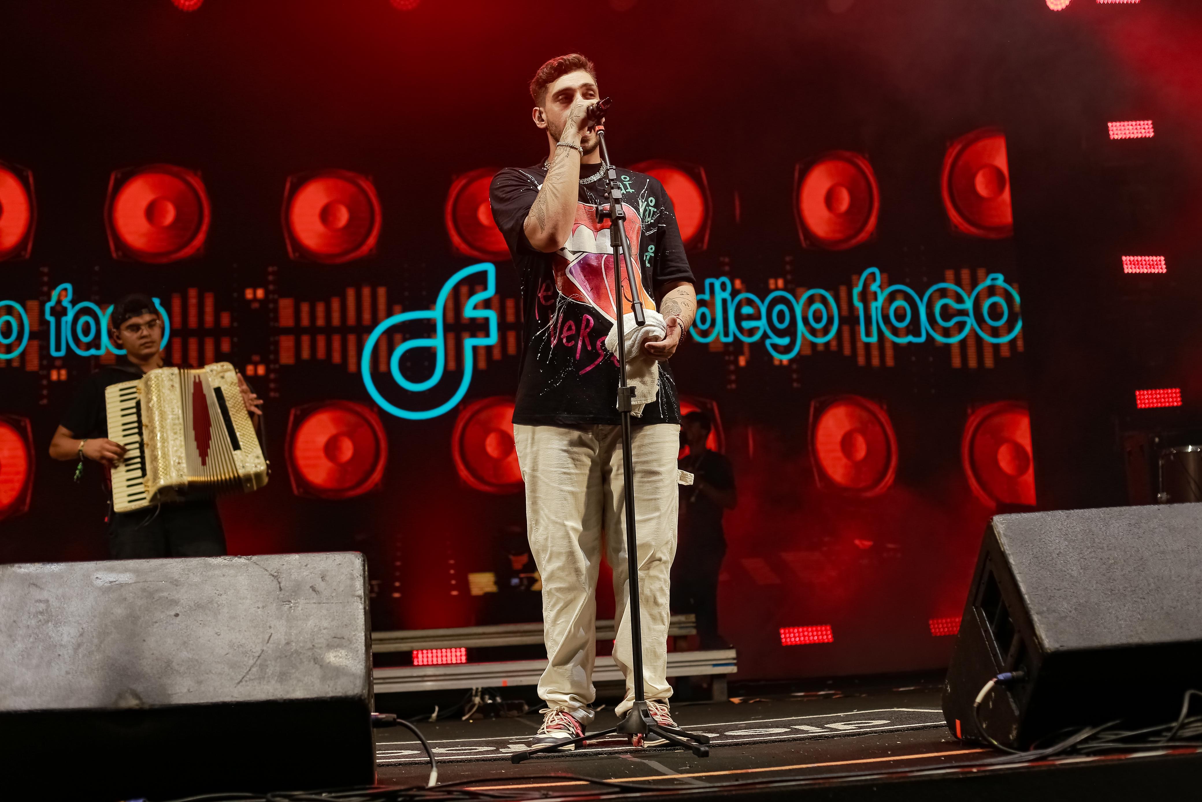 notícia Diego Facó estreia no Fortal e abre última noite do Camarote Mucuripe