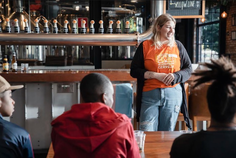 notícia No Dia do Garçom, Academia da Cerveja, da Ambev, oferece curso gratuito para profissionais do setor