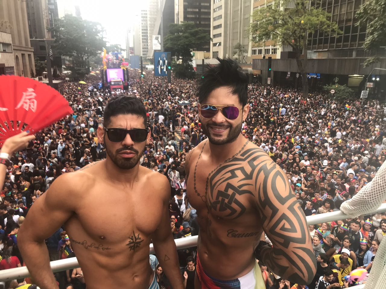 notícia Anderson Oliver e Felipe Leão são os gogo boys que mais atraíram a multidão durante a Parada LGBTQI+ de São Paulo