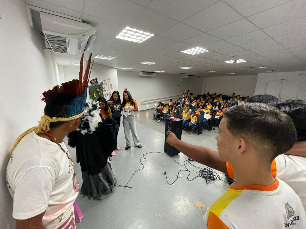 notícia Preservando raízes: Exposição Kokama leva tradição indígena aos jovens