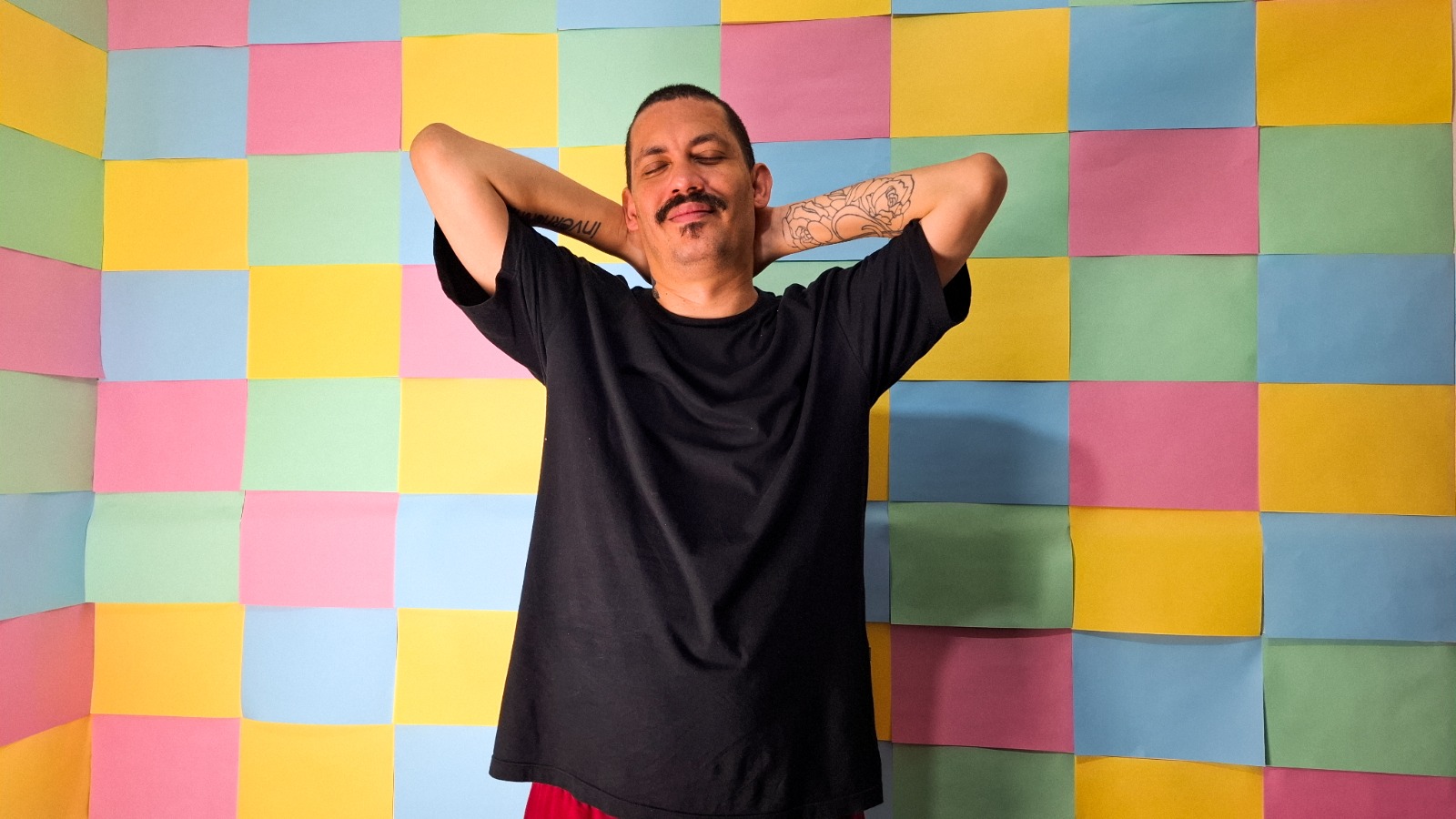 notícia Com um clipe vibrante e solar, OMorador lança o audiovisual de sua primeira faixa, 