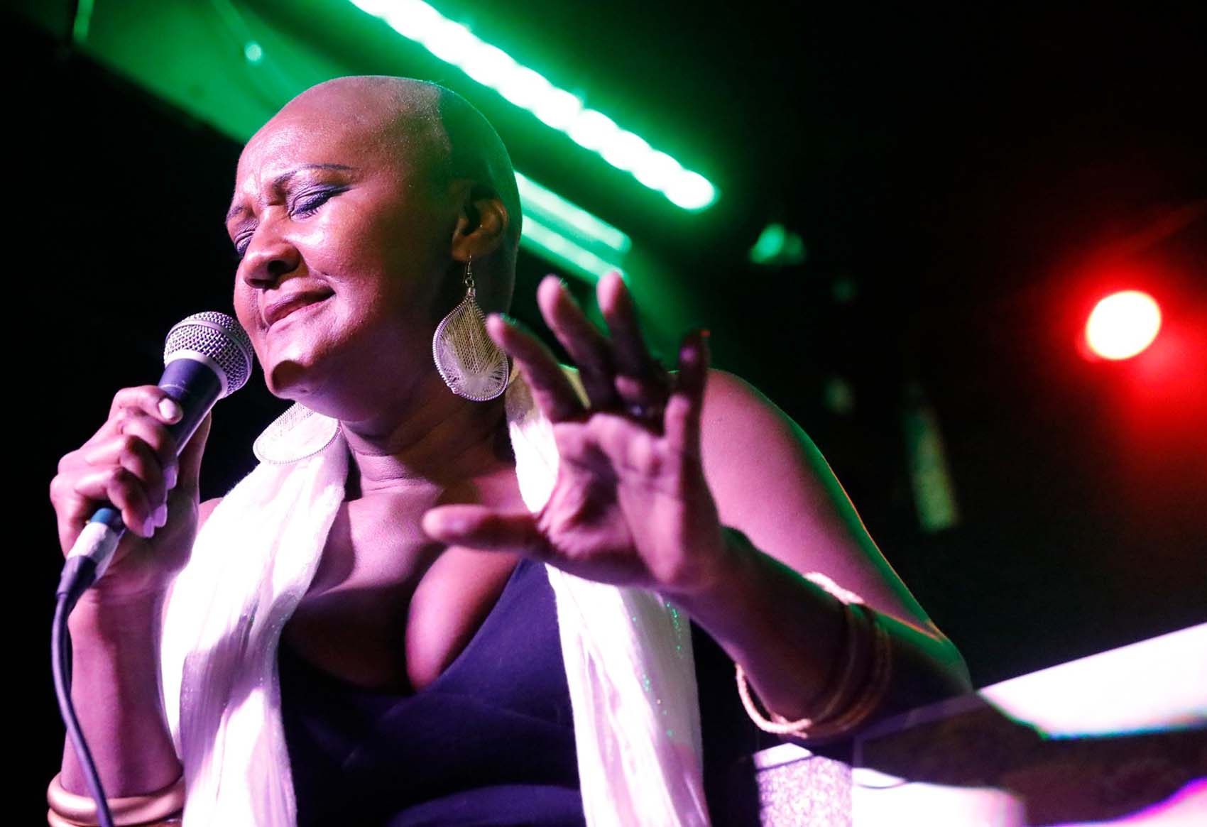 notícia Ivete Souzah celebra o legado de Elza Soares no Beco das Garrafas, em Copacabana