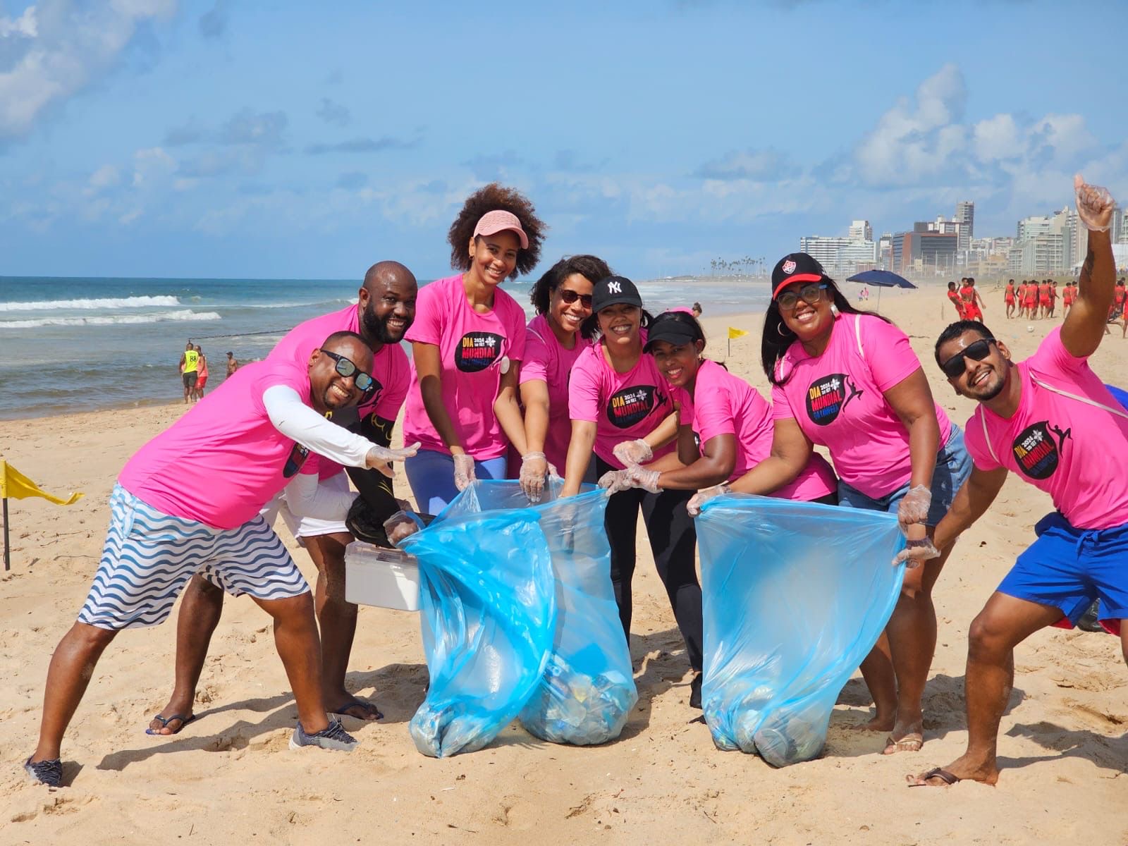 notícia Dia Mundial da Limpeza: Grupo Raymundo da Fonte promove mutirão na Praia da Boca do Rio