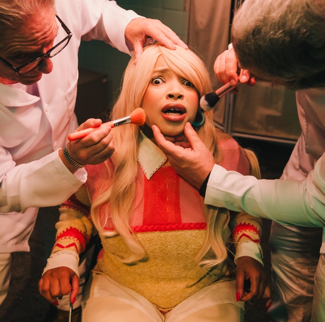 notícia Com críticas ácidas, KING Saints apresenta a força do lado B do pop em “Se Eu Fosse Uma Garota Branca”