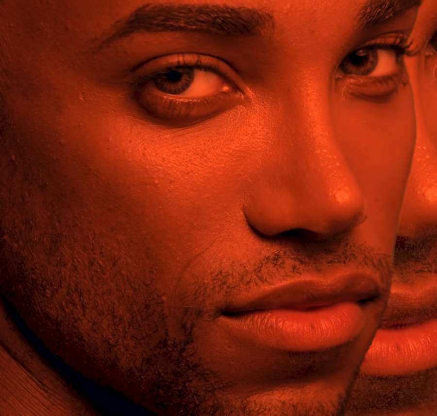 notícia O multiartista hispânico brasileiro, Oldd Simão, estreia no musical “Burlesqueria” no Teatro Café Pequeno