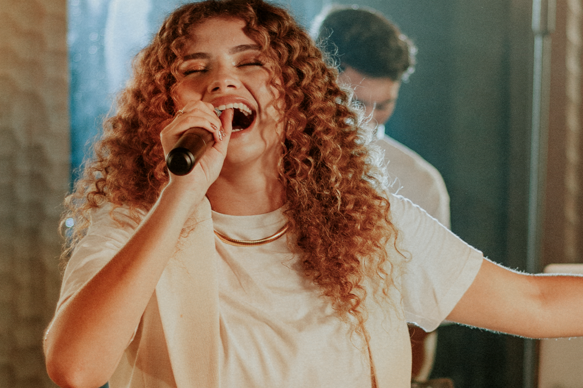 notícia Cantora Sarah Lanza lança 