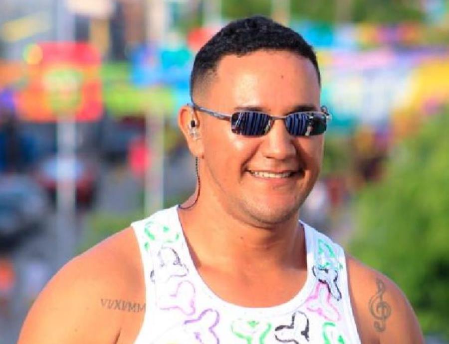 notícia Conheça Rafa Black, o novo fenômeno que vem conquistando o cenário musical brasileiro 