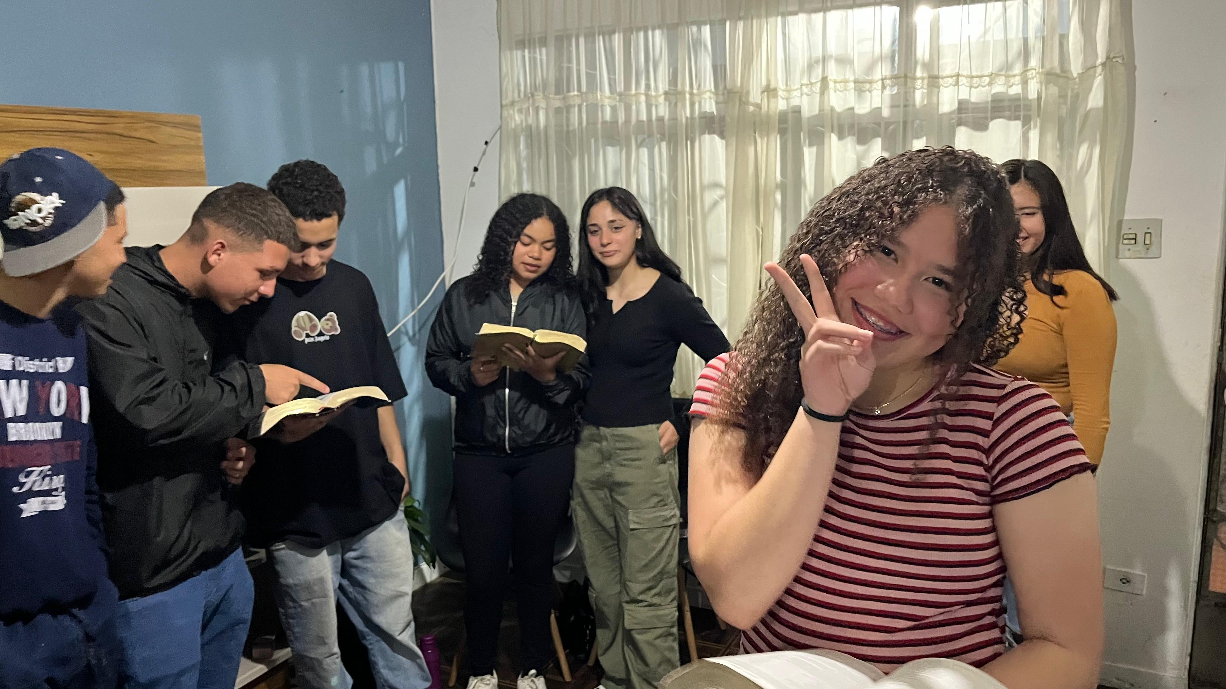 notícia Cantora Alana Araújo lidera Grupo de Crescimento e inspira jovens na caminhada cristã