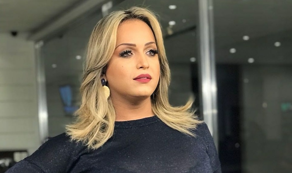 notícia Lisa Gomes, a primeira repórter Trans do Brasil, pode deixar o TV Fama da Rede TV para participar do reality A Fazenda 2018 na Record TV
