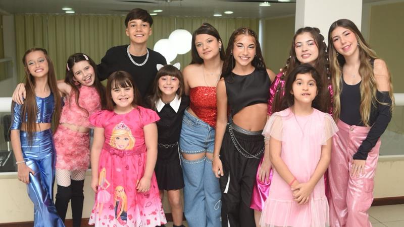 notícia Sandy Mel marca presença em encontro de influenciadores, em Saquarema, RJ