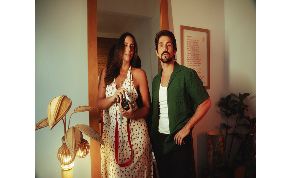 notícia Gabriel Gonti reflete o poder transformador das paixões e memórias em parceria com Amanda Coronha