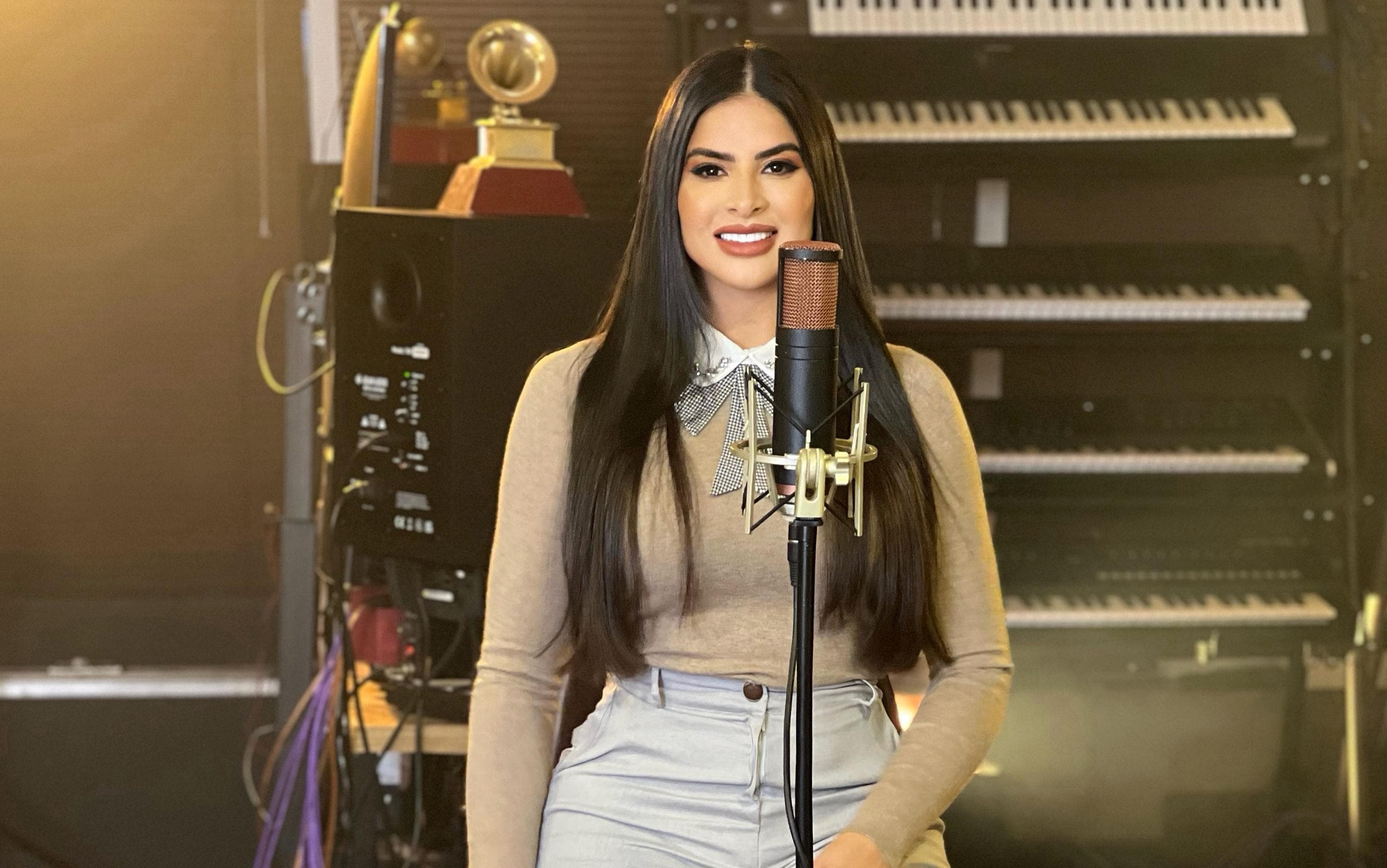 notícia Cantora Andressa Aguiar inicia seu ministério lançando covers de canções que marcaram sua história