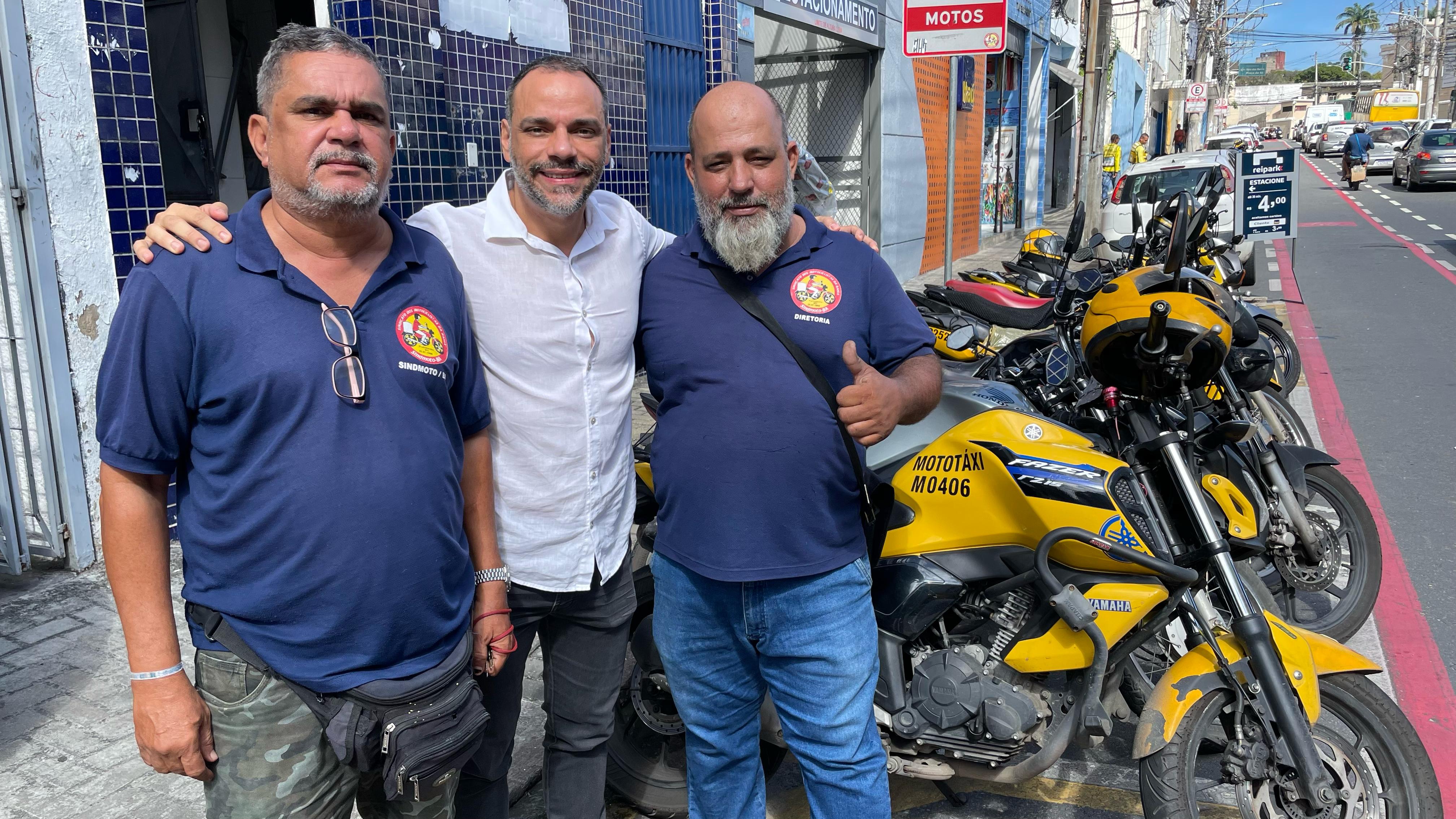 notícia Por iniciativa de Augusto Vasconcelos, Salvador terá 1ª faixa azul para motociclistas