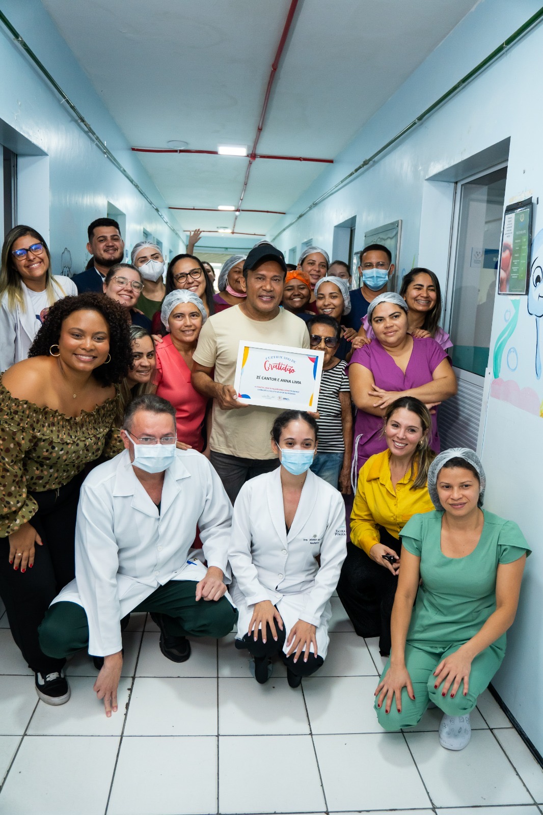 notícia Zé Cantor visita crianças internadas no Hospital SOPAI, doa alimentos e ajuda a descarregar caminhão