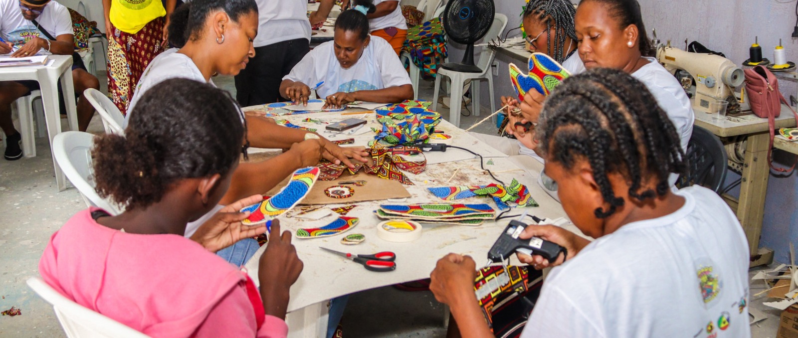 notícia Cidade Carnavalesca certifica 100 alunos com desfile, exposição e apresentação artística