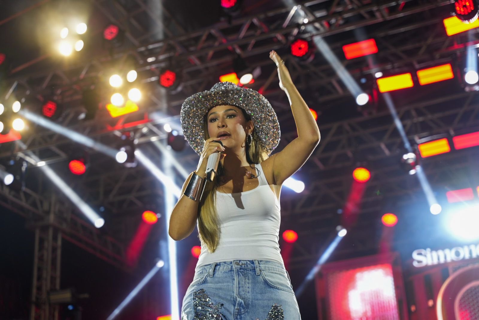 notícia Carnaval de Paracuru começa com show de Simone Mendes e público recorde na Praça Matriz