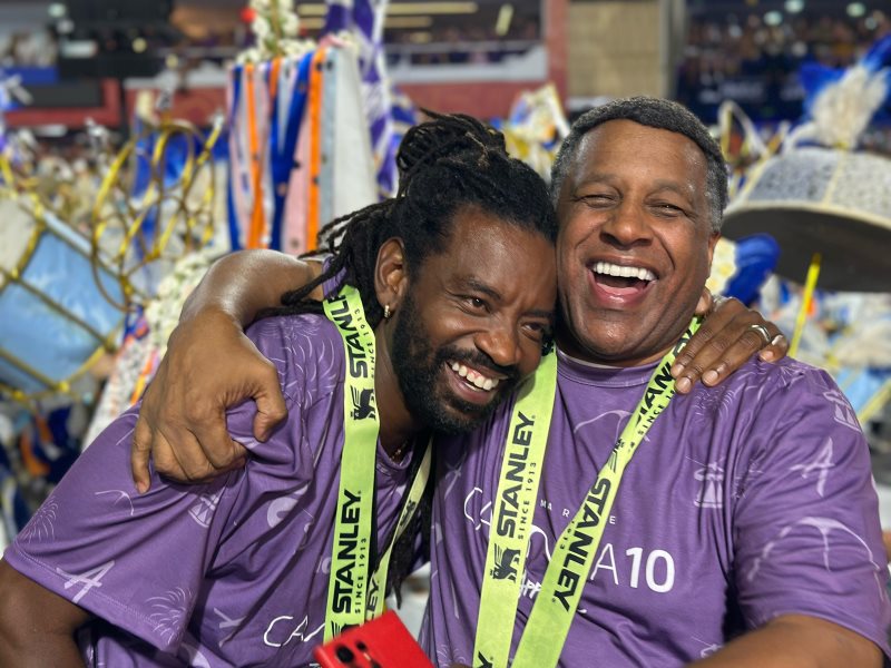 notícia Ailton Graça e Fabrício Boliveira prestigiam desfiles das campeãs no Camarote Camisa 10