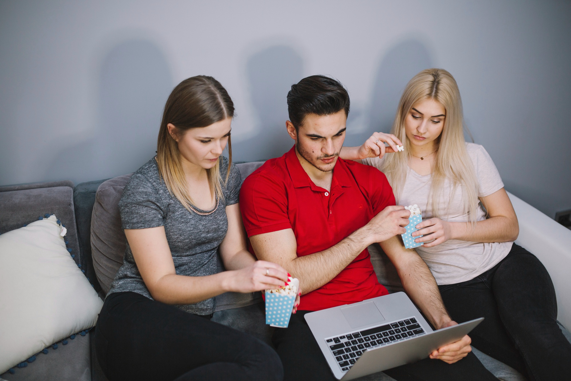 notícia Unitv Mensal ou Anual? Qual é a Melhor Opção para Economizar?