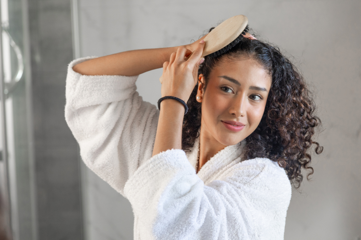 notícia Pentear o cabelo: erros comuns que podem danificar o fio