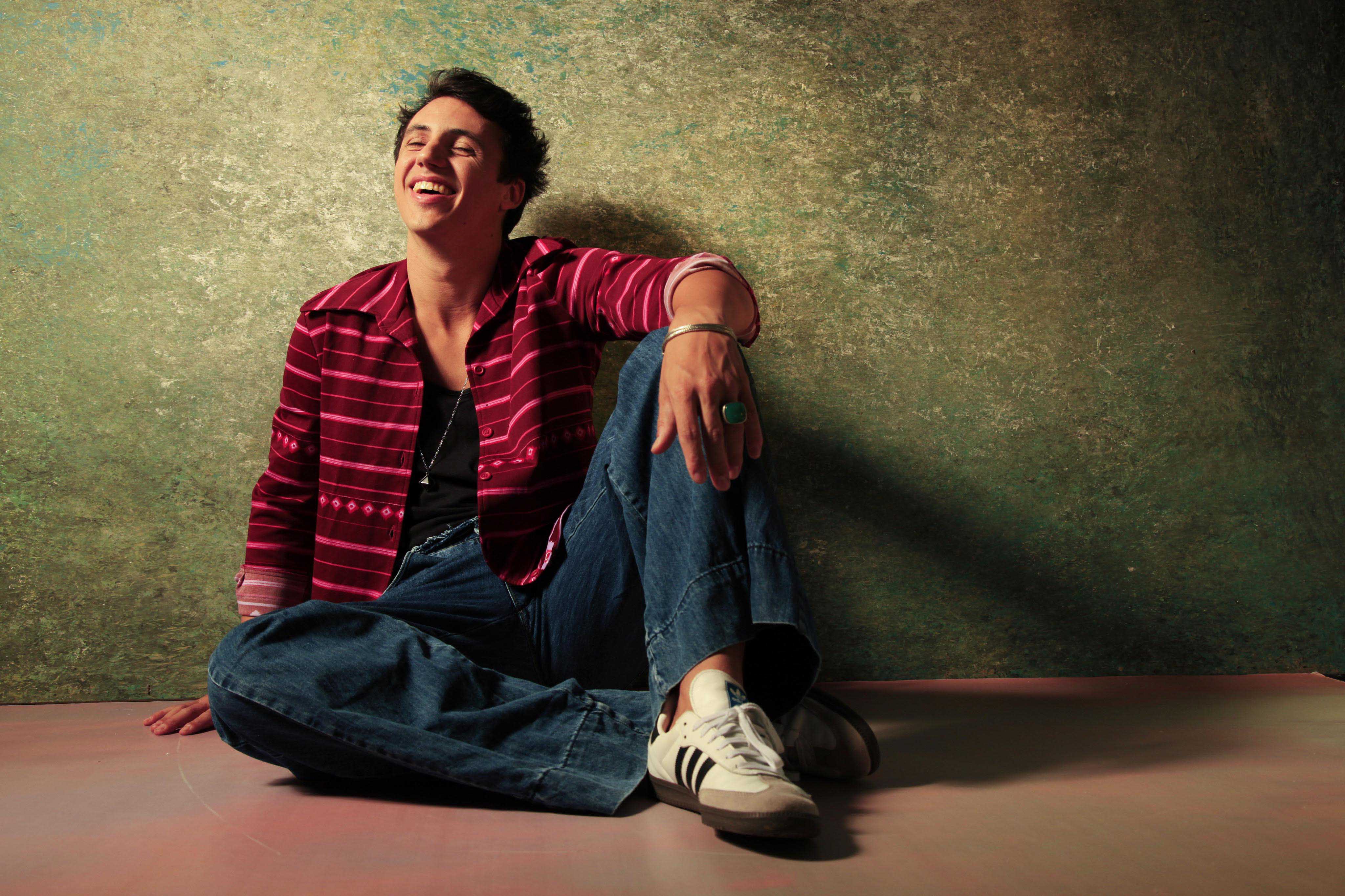 notícia Pedro Mahal lança releitura vibrante do clássico “Eu Preciso Dizer Que Te Amo”