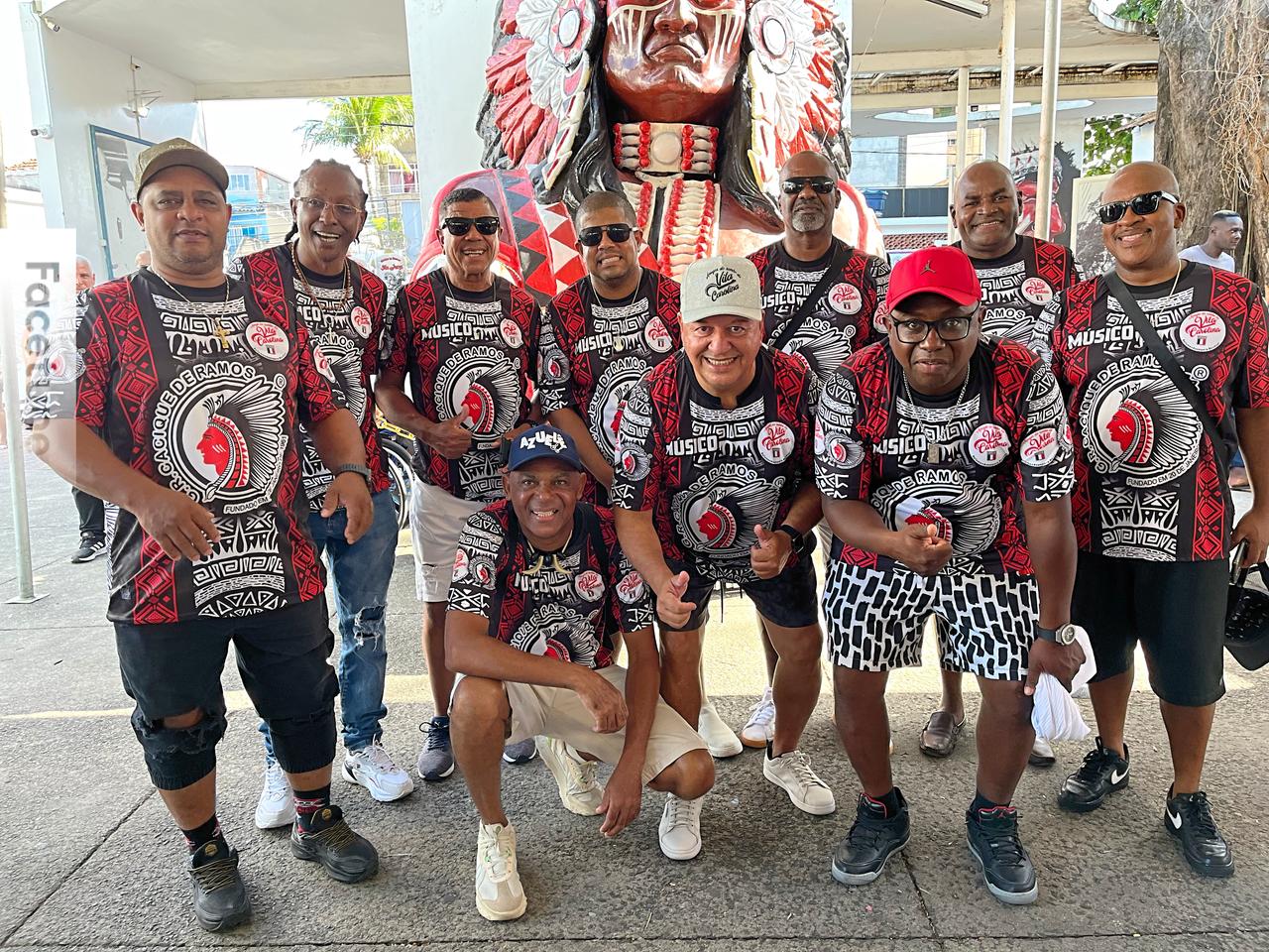 notícia Samba amigos da Vila Carolina encanta o público no Cacique de Ramos