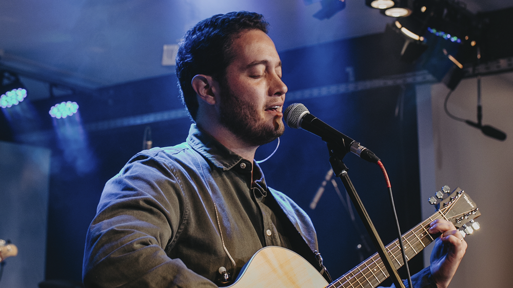 notícia Lucas Brondi lança “Rendido Estou”, single que convida a descansar em Deus