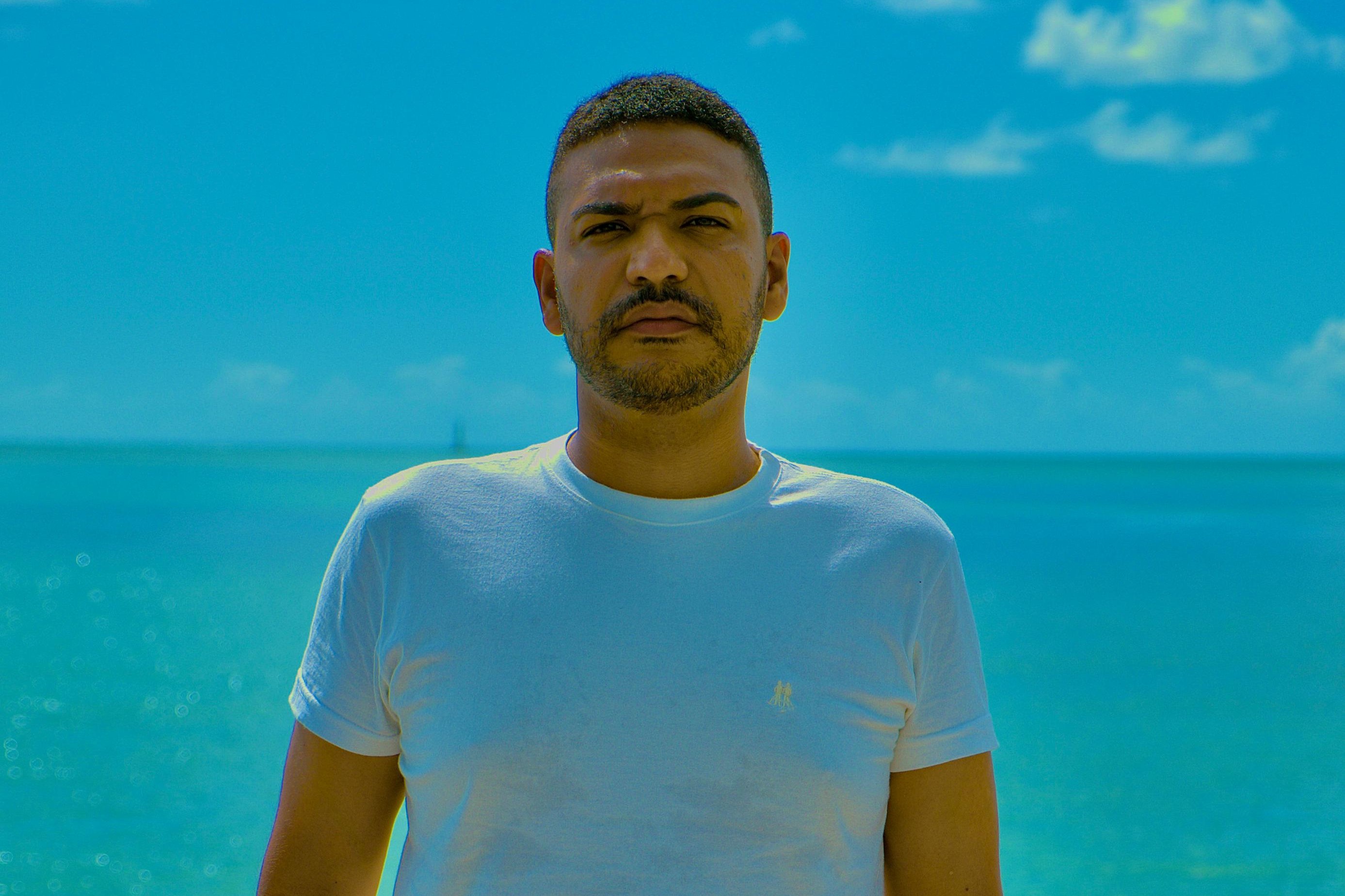 notícia Cantor Lucas Alencar lança o single “Travessia” e inicia nova fase com o álbum “Fronteiras”