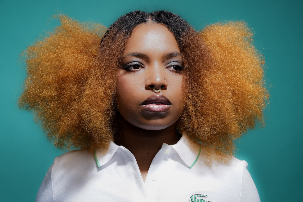 notícia KING Saints lança edição deluxe de seu álbum com o lado B do pop ainda mais afiado: “Se Eu Fosse Uma Garota Branca (mas não sou)”