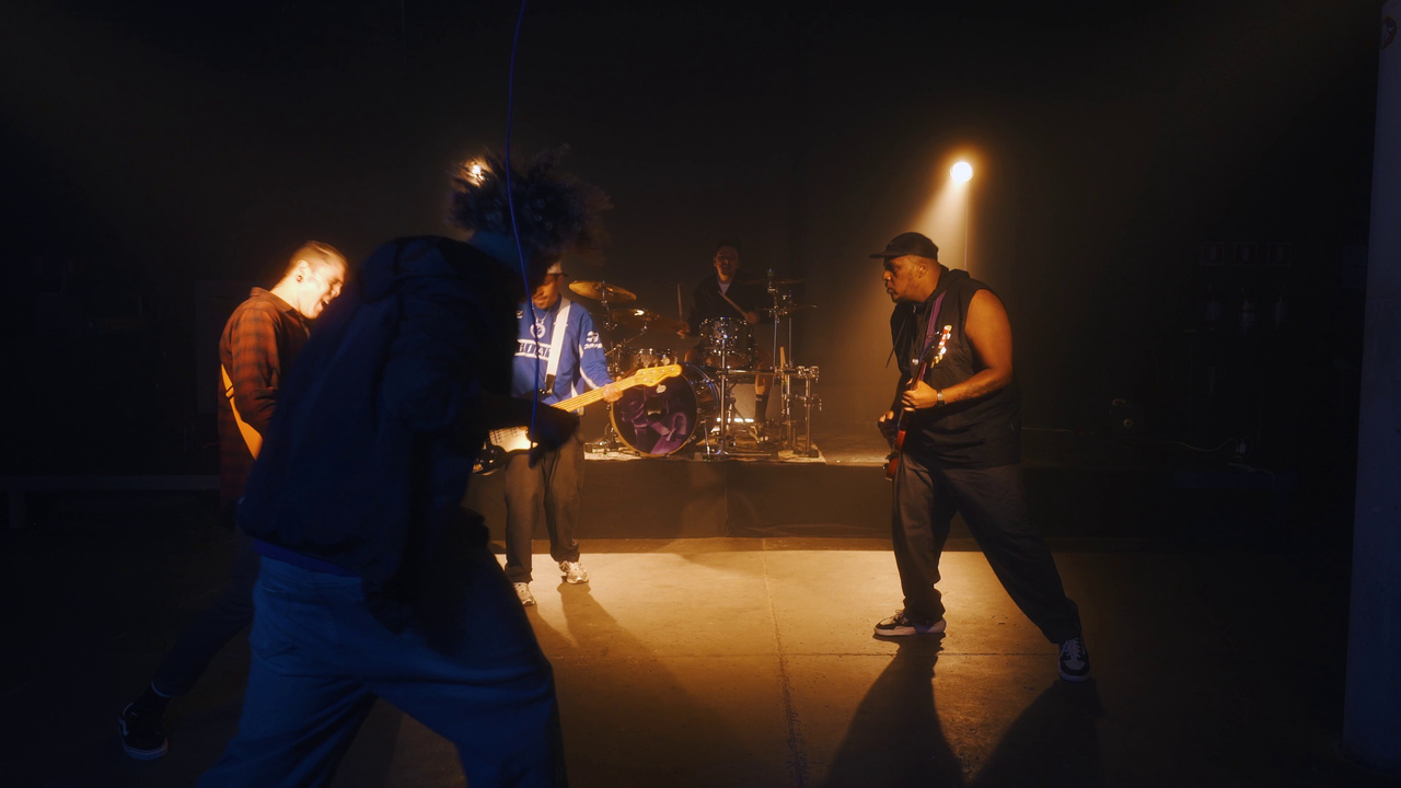 notícia Mostrando a história de pessoas que vieram para São Paulo a fim de mudar de vida, Pense lança clipe de “Não vou recuar pra ninguém”