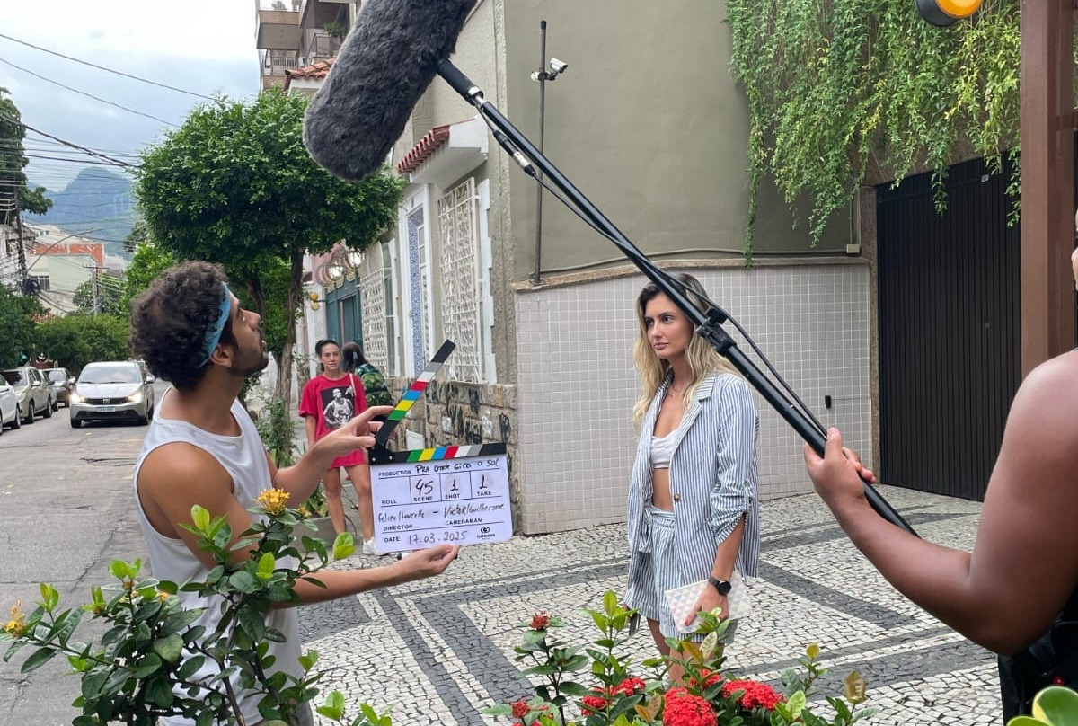 notícia Carolina emociona como protagonista de websérie com romance LGBTQIAPN+ e conquista público no YouTube