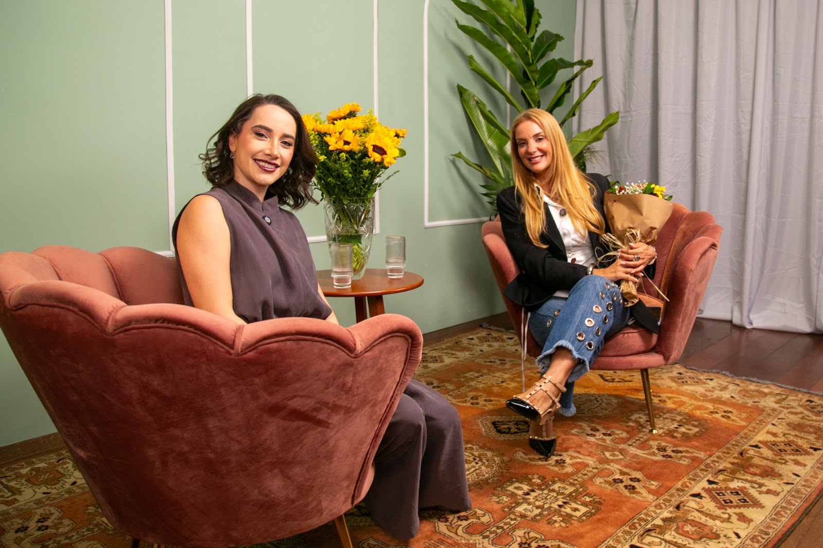 notícia “Não Tenha Medo de Ser Feliz”: Paula Frascari inspira com relatos de liberdade, carreira e novos papéis no Podcast “Que Não Saia Daqui”