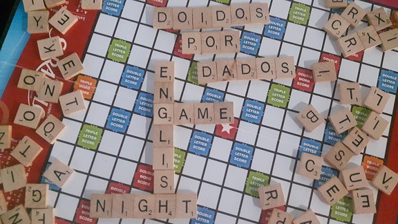 notícia Pratique Inglês jogando: O Clube de jogos Doidos por Dados traz de volta à casa o English Game Night