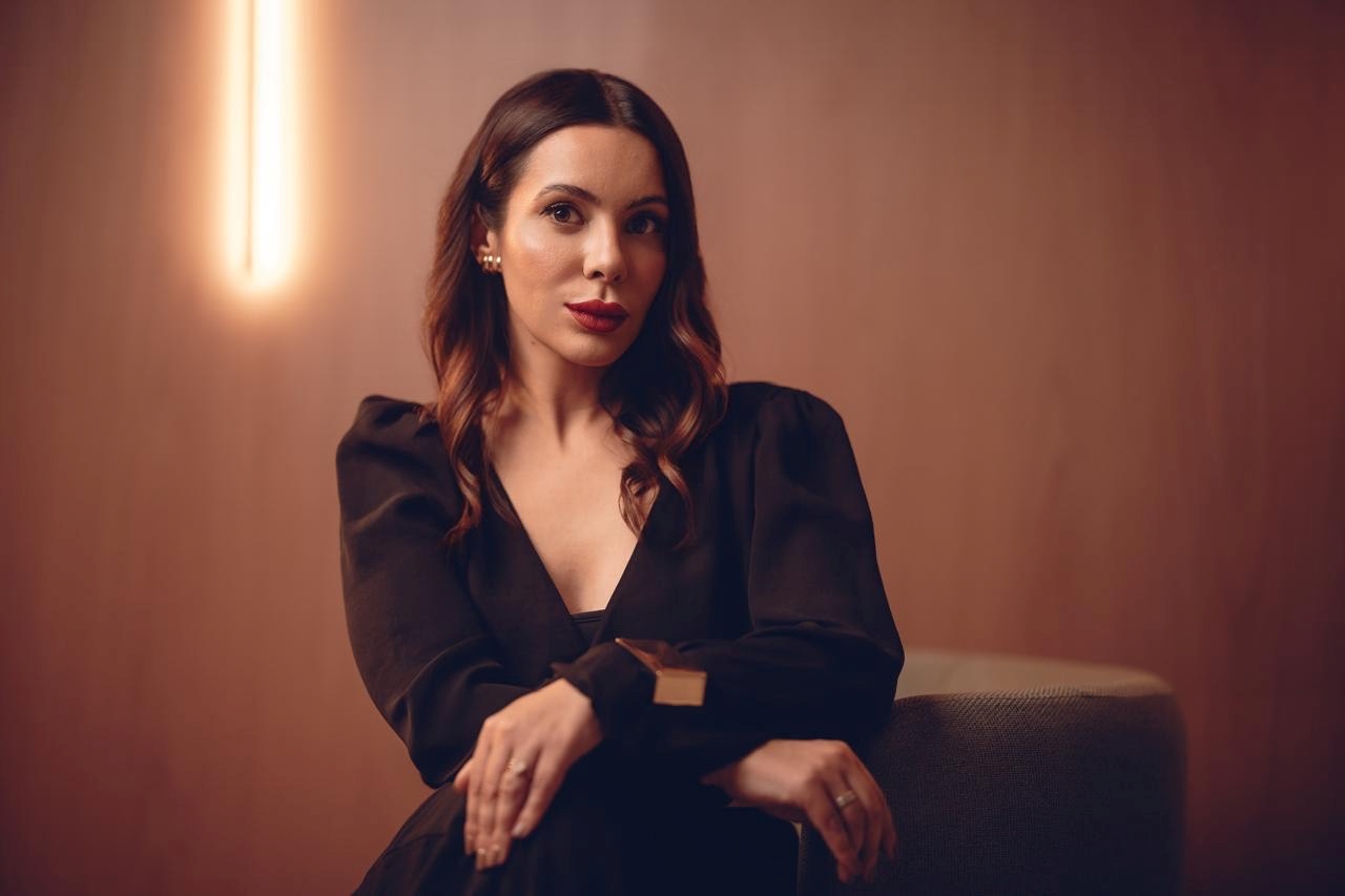 notícia Fabiane Pens inicia nova fase da carreira e reforça autoridade em imagem estratégica