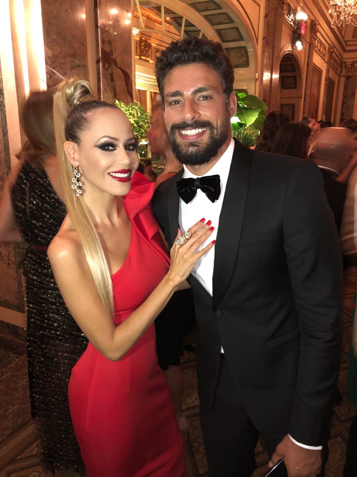 notícia Socialite brasileira rouba a cena em festa junto com Cauã Reymond e exibe jóias avaliadas em meio milhão de reais