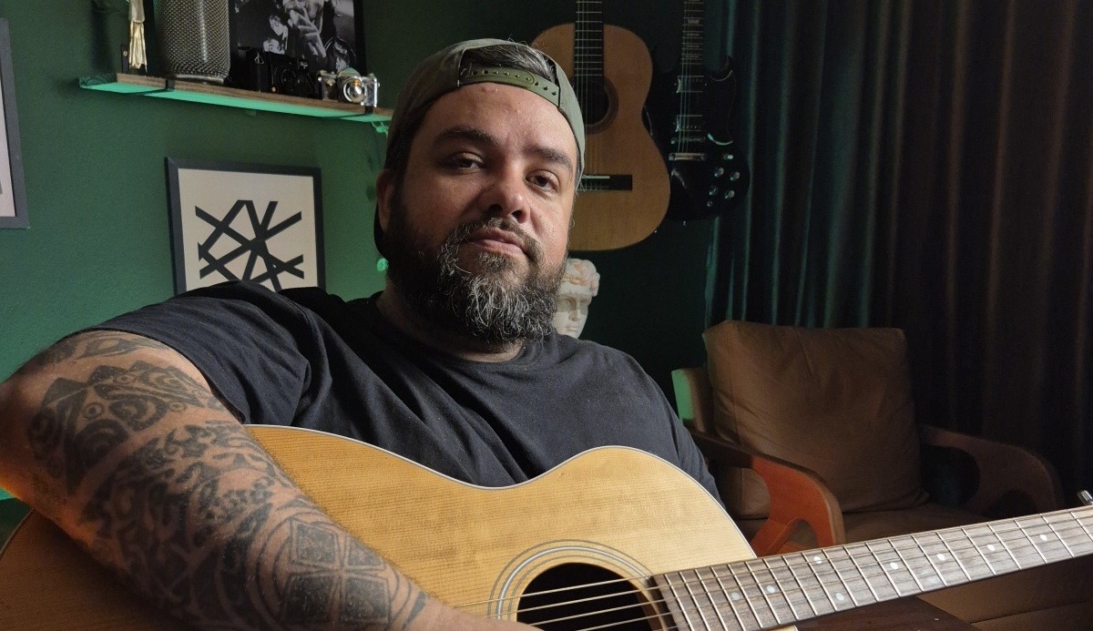 notícia Compositor e hitmaker, DEKO investe em “Perfume”, single autoral que embala o início de um amor que não cabe na lógica