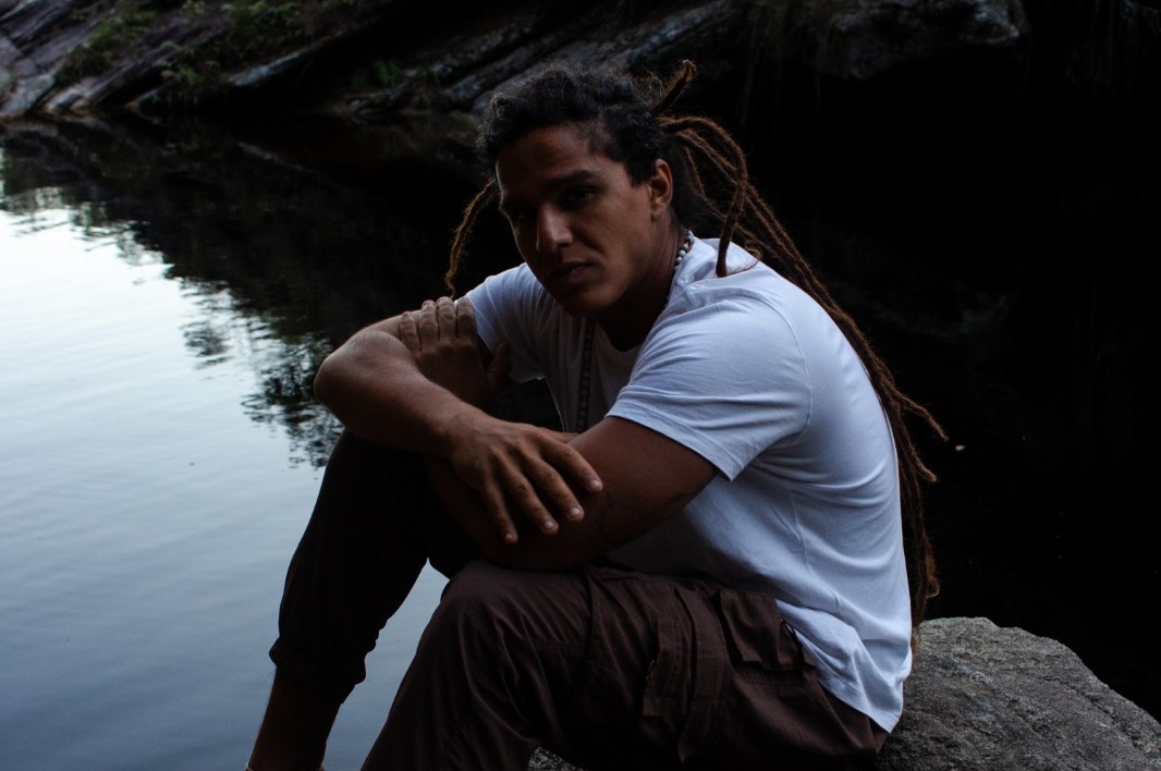 notícia Celebrando 200 mil seguidores, Emmano aprofunda conexão com ritmos de afrorreligiosidade em “DONO DO MEU CAMINHO”