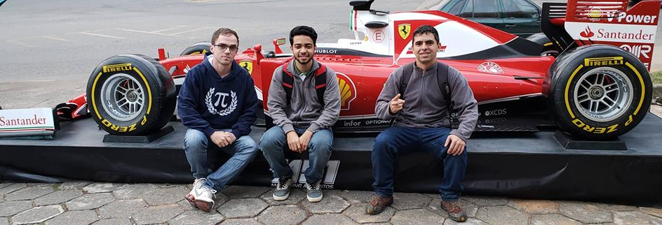 notícia O escritor Thiago Winner (direita) viveu uma grande emoção ao estar ao lado do carro da Ferrari do tetra campeão mundial Sebastian Vettel. 