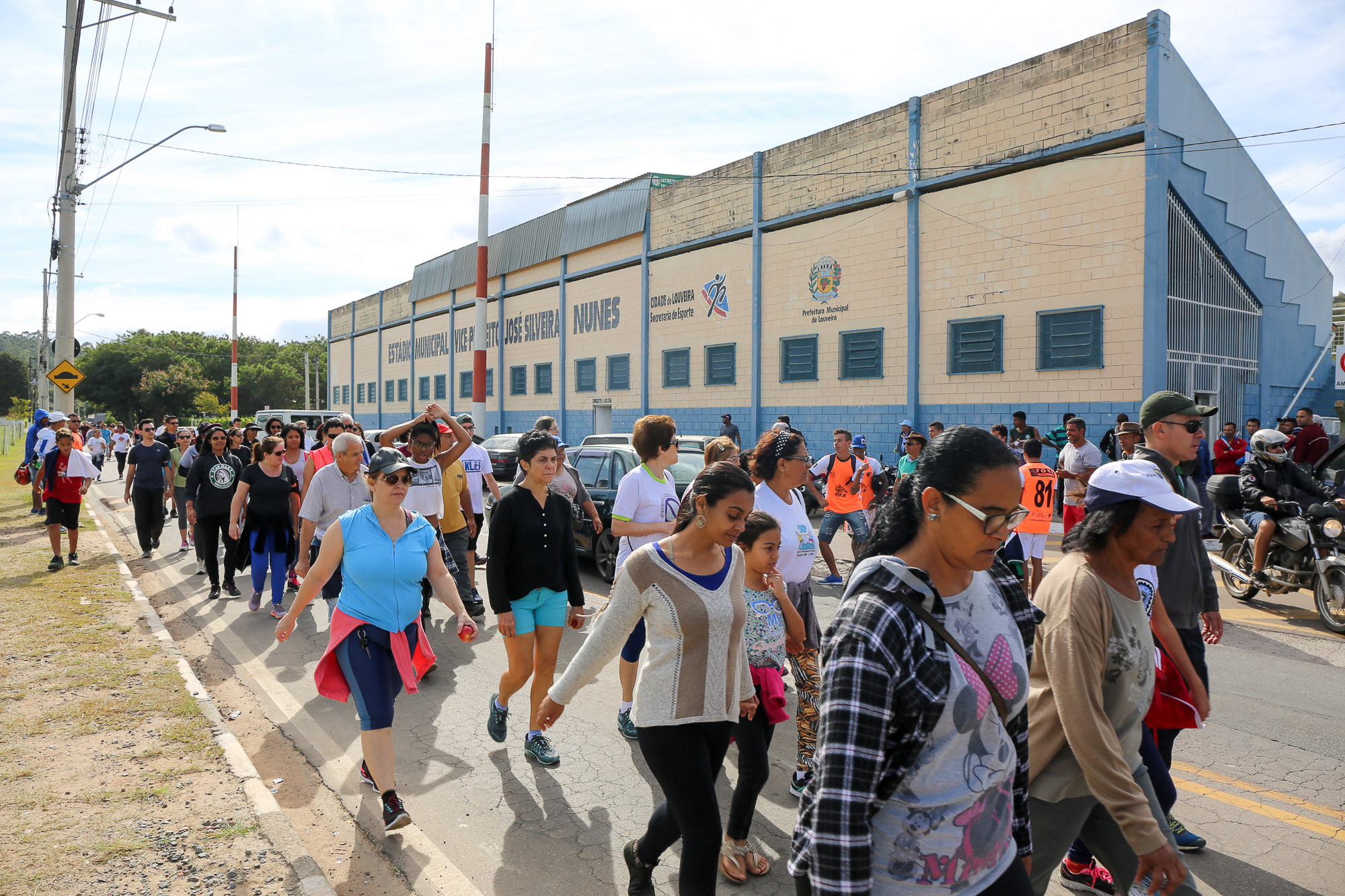 notícia Caminhada contra o sedentarismo reúne cerca de 200 pessoas na cidade de Louveira