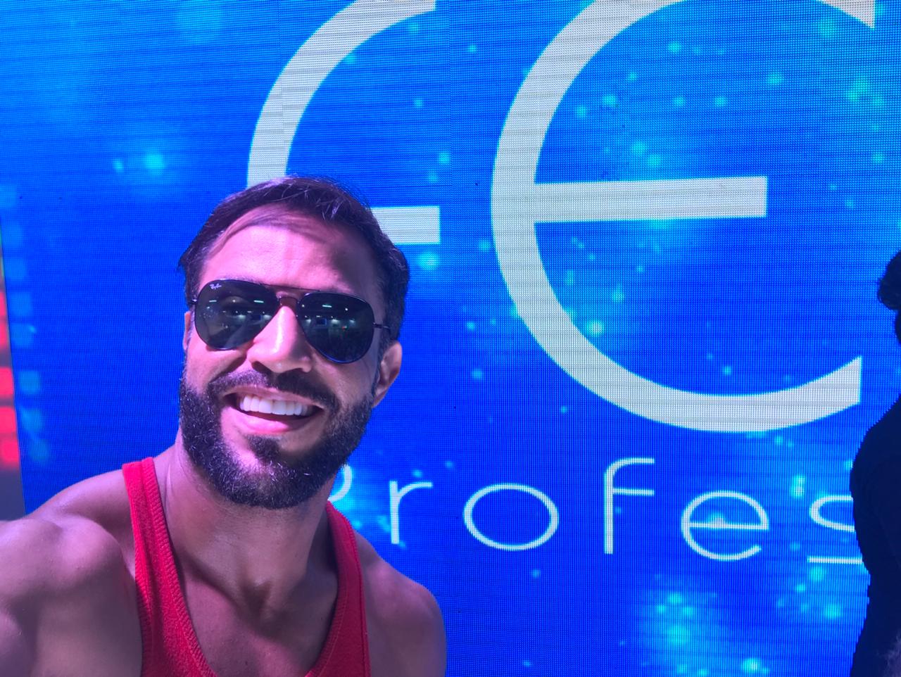 notícia Bombeiro da Eliana do SBT, Rick Moreno, arrasta multidão de fãs no estande da Felps durante a Beauty Fair