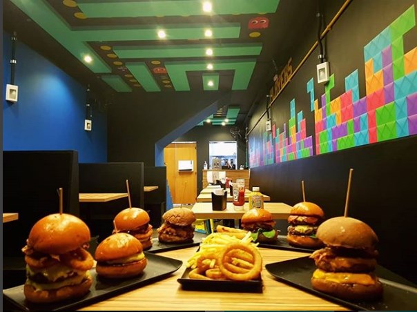 notícia Hambúrguer, vídeo game vintage e cerveja são as combinações de sucesso em nova casa do Tatuapé