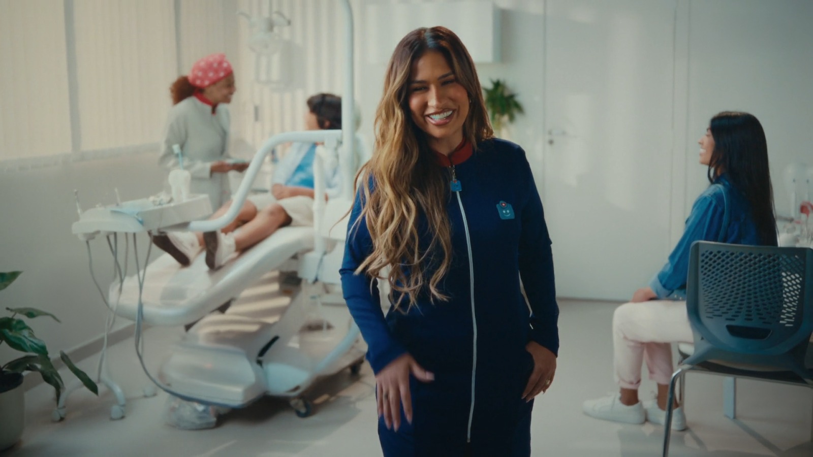 notícia Simone Mendes á anunciada como embaixadora de rede de clínica odontológica