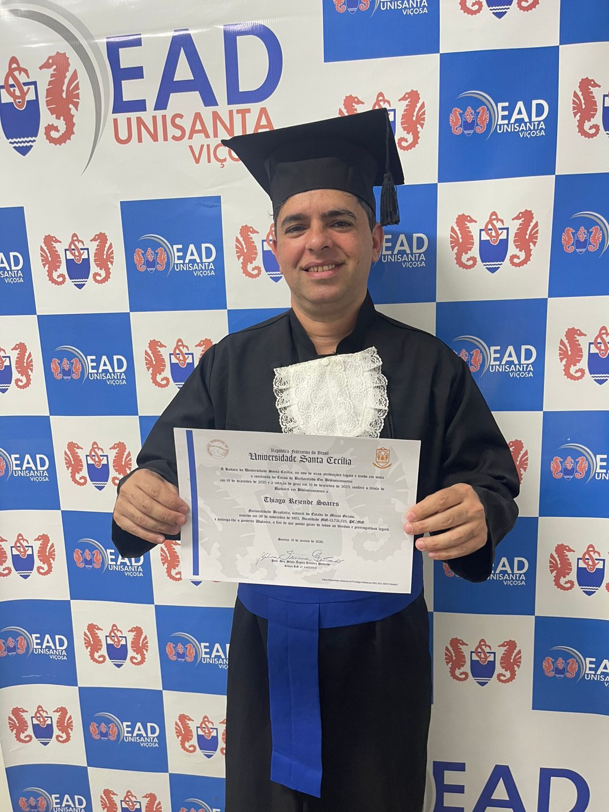 notícia Poeta Thiago Winner se gradua em Biblioteconomia e amplia trajetória na Educação