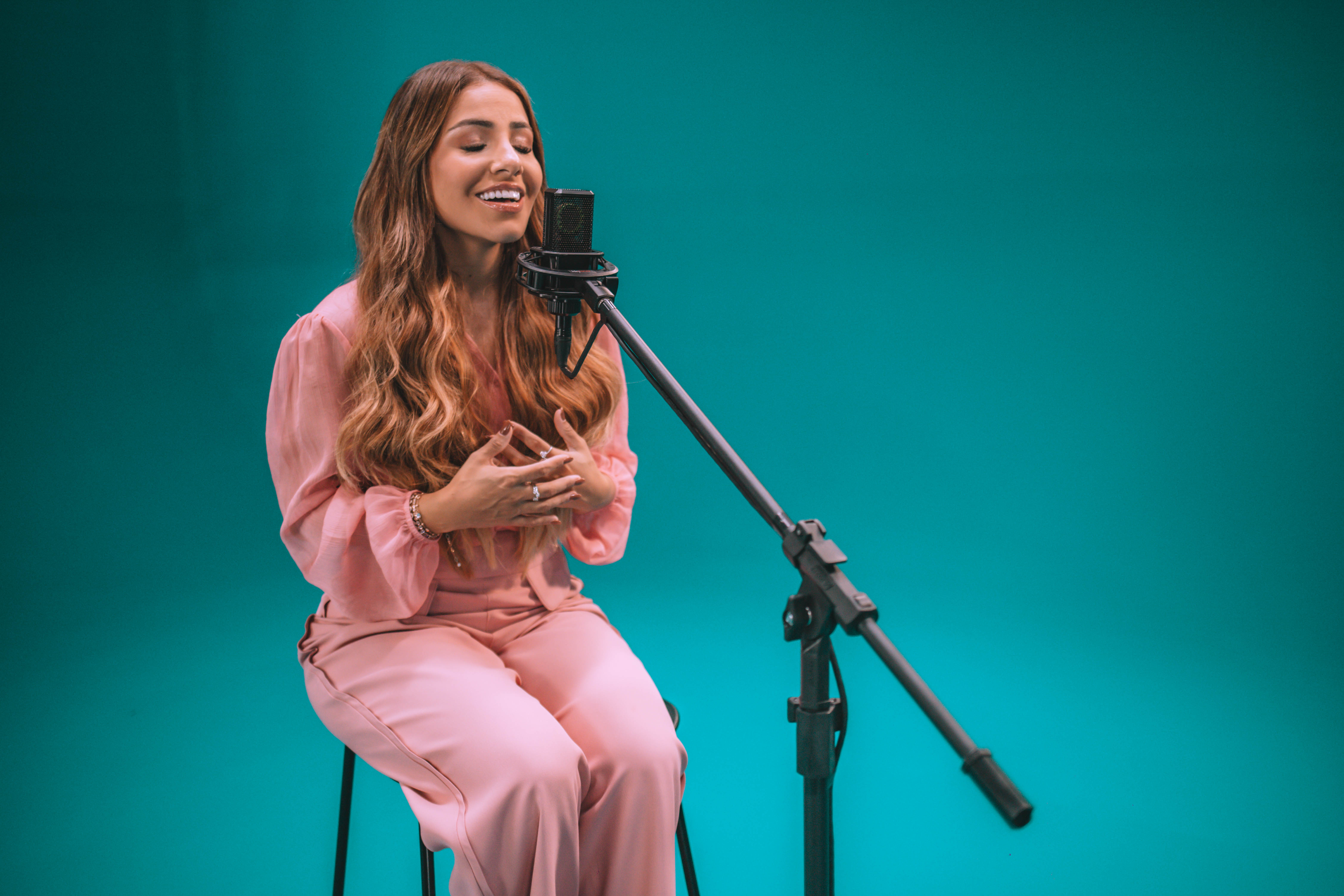 notícia Gabriela Rocha lança medley com sucessos do Renascer Praise em nova faixa do projeto “Ecoar 3”